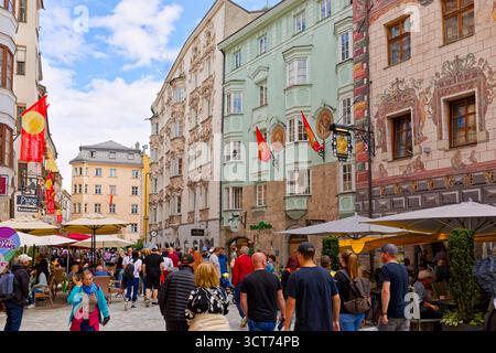 Prunkvolle Barockbauten in der Fußgängerzone Innsbruck, Österreichischen Alpen Stockfoto