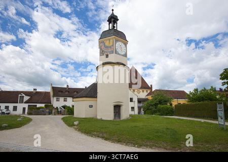 Deutschland, Bayern, Burghausen - 30. Mai 2025: Uhrenturm und Brunnenhaus im äußersten Innenhof der Burg. Stockfoto