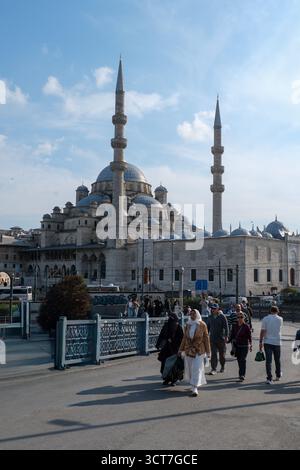 OKT 2025 - Istanbul, Türkei - Blick über die Uferpromenade von Istanbul mit Schifffahrt und Moscheen. Die Bereketzade Medresesi Moscheen im Hinterkopf Stockfoto