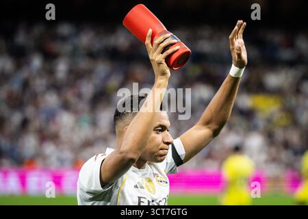 Madrid, Espagne. Oktober 2025. Kylian MBAPPE von Real Madrid posiert für ein Foto mit seiner Auszeichnung Spieler des Monats während des spanischen Meisterschaftsspiels LaLiga zwischen Real Madrid CF und Villarreal CF am 4. Oktober 2025 im Santiago Bernabeu Stadion in Madrid, Spanien - Foto Omar Arnau/Matthieu Mirville/DPPI Credit: DPPI Media/Alamy Live News Stockfoto