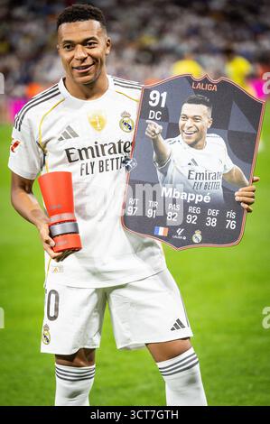 Madrid, Espagne. Oktober 2025. Kylian MBAPPE von Real Madrid posiert für ein Foto mit seinem Player of the Month Award und der EA Sports FC 26 LaLiga POTM Karte während des spanischen Meisterschaftsspiels der LaLiga zwischen Real Madrid CF und Villarreal CF am 4. Oktober 2025 im Santiago Bernabeu Stadion in Madrid, Spanien - Foto Omar Arnau/Matthieu Mirville/DPPI Credit: DPPI Media/Alamy Live News Stockfoto