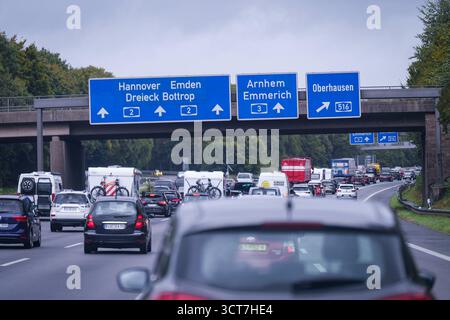 A2/A3, Oberhausen, Deutschland, Europa, dichter Verkehr auf der Autobahn Richtung Hannover, Emden, Arnhem, Emmerich, Abfahrt 516 Oberhausen, Stau, Ferienrückreise, Reisewelle, LKW- und Pkw-Verkehr, Verkehrsbelastung, Infrastruktur, Mobilität, Energiepreise, Ruhrgebiet, NRW, Autobahnkreuz Bottrop, Verkehrspolitik, Klimaschutz, Pendlerverkehr, Wetterlage, grauer Himmel. Oberhausen Nordrhein-Westfalen Deutschland *** A2 A3, Oberhausen, Deutschland, Europa, starker Verkehr auf der Autobahn in Richtung Hannover, Emden, Arnheim, Emmerich, Ausfahrt 516 Oberhausen, Verkehrsstau, Urlaubsreise, Reisewelle, Tru Stockfoto