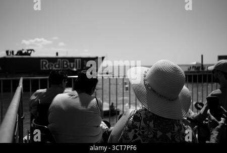 Monochrome Zuschauer beobachten, wie Teams ihre Flugmaschinen für den Red Bull Flugtag vorbereiten Stockfoto