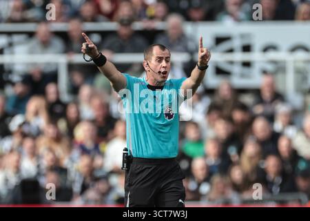 Schiedsrichter Peter Bankes gibt Forest einen Freistoß während des Premier League-Spiels Newcastle United gegen Nottingham Forest im St. James's Park, Newcastle, Vereinigtes Königreich, 5. Oktober 2025 (Foto: Mark Cosgrove/News Images) Stockfoto
