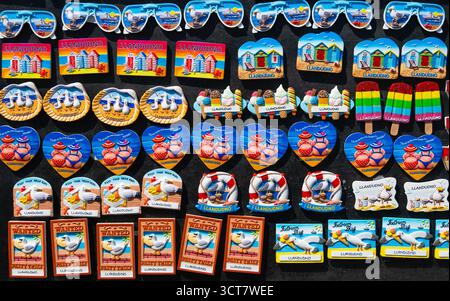 Kühlschrankmagnete im Verkauf in Llandudno, Conwy, Wales Stockfoto