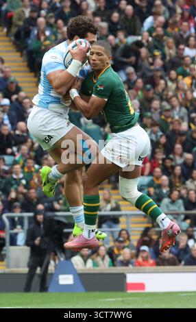L-R Argentiniens Rodrigo Isgro und Maine Libbok aus Südafrika während des Rugby Championship-Spiels zwischen Argentinien und Südafrika im Allianz Stadium, Twickenham, London am 4. Oktober 2025 Credit: Action Foto Sport/Alamy Live News Stockfoto