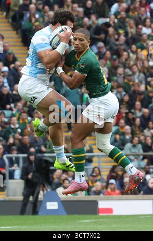 L-R Argentiniens Rodrigo Isgro und Maine Libbok aus Südafrika während des Rugby Championship-Spiels zwischen Argentinien und Südafrika im Allianz Stadium, Twickenham, London am 4. Oktober 2025 Credit: Action Foto Sport/Alamy Live News Stockfoto