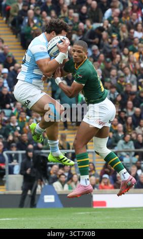 L-R Argentiniens Rodrigo Isgro und Maine Libbok aus Südafrika während des Rugby Championship-Spiels zwischen Argentinien und Südafrika im Allianz Stadium, Twickenham, London am 4. Oktober 2025 Credit: Action Foto Sport/Alamy Live News Stockfoto
