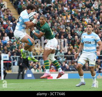 L-R Argentiniens Rodrigo Isgro und Maine Libbok aus Südafrika während des Rugby Championship-Spiels zwischen Argentinien und Südafrika im Allianz Stadium, Twickenham, London am 4. Oktober 2025 Credit: Action Foto Sport/Alamy Live News Stockfoto