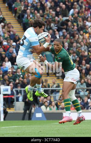 L-R Argentiniens Rodrigo Isgro und Maine Libbok aus Südafrika während des Rugby Championship-Spiels zwischen Argentinien und Südafrika im Allianz Stadium, Twickenham, London am 4. Oktober 2025 Credit: Action Foto Sport/Alamy Live News Stockfoto