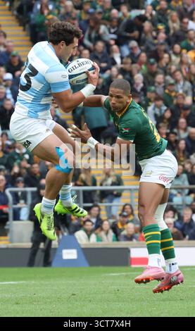 L-R Argentiniens Rodrigo Isgro und Maine Libbok aus Südafrika während des Rugby Championship-Spiels zwischen Argentinien und Südafrika im Allianz Stadium, Twickenham, London am 4. Oktober 2025 Credit: Action Foto Sport/Alamy Live News Stockfoto