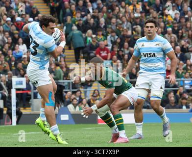 L-R Argentiniens Rodrigo Isgro und Maine Libbok aus Südafrika während des Rugby Championship-Spiels zwischen Argentinien und Südafrika im Allianz Stadium, Twickenham, London am 4. Oktober 2025 Credit: Action Foto Sport/Alamy Live News Stockfoto