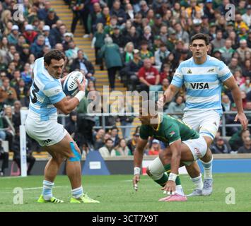 L-R Argentiniens Rodrigo Isgro und Maine Libbok aus Südafrika während des Rugby Championship-Spiels zwischen Argentinien und Südafrika im Allianz Stadium, Twickenham, London am 4. Oktober 2025 Credit: Action Foto Sport/Alamy Live News Stockfoto