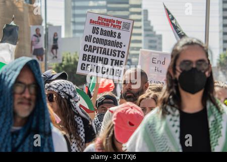 Los Angeles, Usa. Oktober 2025. Die palästinensische Jugendbewegung LA-OC-IE ruft zu einer Mobilisierung auf, um gegen die zweijährige Marke des anhaltenden Völkermords zwischen den USA und Israel in Gaza zu protestieren. Heute gingen Gemeindemitglieder in ganz LA-OC-IE auf die Straßen des zionistischen Konsulats, um klarzustellen, dass wir, solange Gaza angegriffen wird, an ihrer Seite kämpfen werden, bis der Völkermord beendet ist und die Täter zur Verantwortung gezogen werden. (Foto: Alberto Sibaja/Pacific Press) Credit: Pacific Press Media Production Corp./Alamy Live News Stockfoto