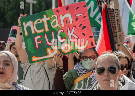 Los Angeles, Usa. Oktober 2025. Die palästinensische Jugendbewegung LA-OC-IE ruft zu einer Mobilisierung auf, um gegen die zweijährige Marke des anhaltenden Völkermords zwischen den USA und Israel in Gaza zu protestieren. Heute gingen Gemeindemitglieder in ganz LA-OC-IE auf die Straßen des zionistischen Konsulats, um klarzustellen, dass wir, solange Gaza angegriffen wird, an ihrer Seite kämpfen werden, bis der Völkermord beendet ist und die Täter zur Verantwortung gezogen werden. (Foto: Alberto Sibaja/Pacific Press) Credit: Pacific Press Media Production Corp./Alamy Live News Stockfoto