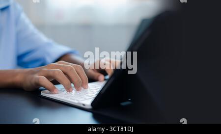 Geschäftsleute, die auf der Tastatur des Tablets tippen, Online-Arbeit, digitale Kommunikation, Remote-Office und modernes Lifestyle-Konzept für Technologie. Stockfoto