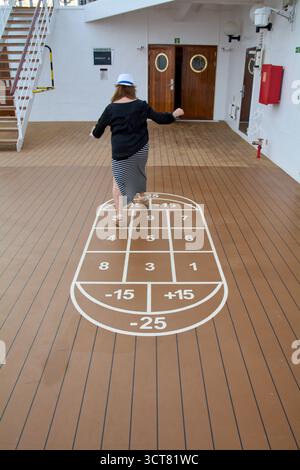Viladecans. Spanien - 03. Oktober 2025: Ein Passagier konzentriert sich während eines Zahlenspiels, einer der vielen Freizeitaktivitäten Stockfoto
