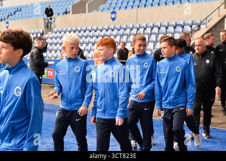 Genk, Belgien. Oktober 2025. Jugendspieler von KRC Genk, vor einem Fußballspiel zwischen KRC Genk und FCV Dender EH, am Sonntag, den 5. Oktober 2025 in Genk, einem Spiel des 10. Tages der ersten Liga der Jupiler Pro League 2025-2026 der belgischen Meisterschaft. BELGA FOTO JILL DELSAUX Credit: Belga News Agency/Alamy Live News Stockfoto