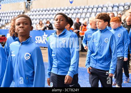 Genk, Belgien. Oktober 2025. Jugendspieler von KRC Genk, vor einem Fußballspiel zwischen KRC Genk und FCV Dender EH, am Sonntag, den 5. Oktober 2025 in Genk, einem Spiel des 10. Tages der ersten Liga der Jupiler Pro League 2025-2026 der belgischen Meisterschaft. BELGA FOTO JILL DELSAUX Credit: Belga News Agency/Alamy Live News Stockfoto