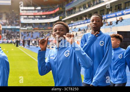 Genk, Belgien. Oktober 2025. Jugendspieler von KRC Genk, vor einem Fußballspiel zwischen KRC Genk und FCV Dender EH, am Sonntag, den 5. Oktober 2025 in Genk, einem Spiel des 10. Tages der ersten Liga der Jupiler Pro League 2025-2026 der belgischen Meisterschaft. BELGA FOTO JILL DELSAUX Credit: Belga News Agency/Alamy Live News Stockfoto