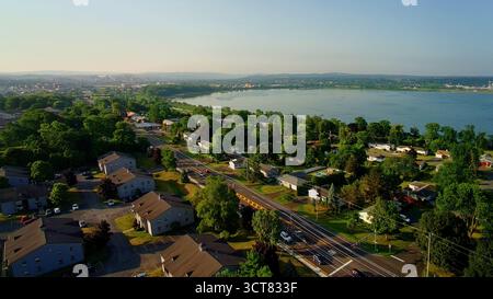Galeville, New York, USA. Juli 2025. Sehen Sie Galeville, New York, einen Vorort von Syracuse, mit Onondaga Lake und der Stadt Syracuse in der Ferne. Stockfoto
