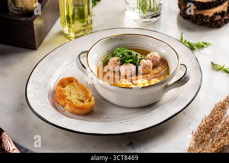 Suppe mit Mini-Fleischbällchen und Pasta in einer Schüssel Stockfoto