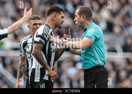 Bruno Guimaraes von Newcastle Untied spricht mit Schiedsrichter Peter Bankes, nachdem Newcastle ein Foul während des Premier League-Spiels Newcastle United gegen Nottingham Forest im St. James's Park, Newcastle, Vereinigtes Königreich, 5. Oktober 2025 gewonnen hat (Foto: Mark Cosgrove/News Images) Stockfoto