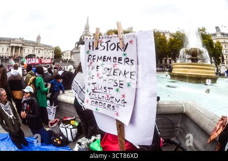 Demonstranten demonstrierten gegen das Verbot der Palästinensischen Aktion auf dem Trafalgar Square, London. Bei der stillen Mahnwache begannen Offiziere, Demonstranten zu verhaften. Stockfoto
