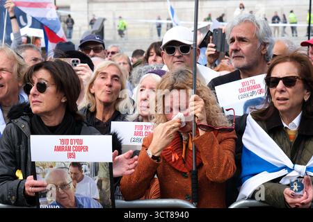 Trafalgar Square, London, Großbritannien. Oktober 2025. Die jüdische Gemeinde feiert zum zweiten Jahrestag des Attentats vom 7. Oktober. Hamas-Israel-Krieg, Nova-Musikfestival-Massaker. Quelle: Matthew Chattle/Alamy Live News Stockfoto