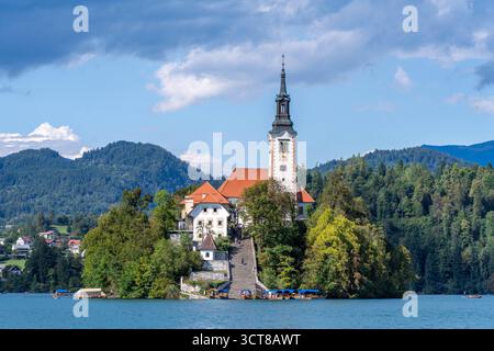 Bled Slowenien - 5. September 2025: Kirche der Himmelfahrt der Heiligen Jungfrau Maria auf der Insel im Bleder See Slowenien Stockfoto