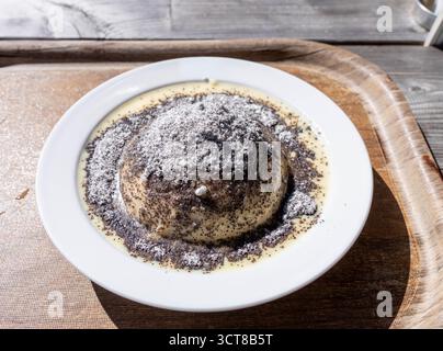 Österreichisches Germknödel-Hefeknödel in einem Tisch mit Zucker und Sauce auf der Oberseite Stockfoto