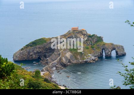 San Juan de Gaztelugatxe im Baskenland von der Küste aus gesehen an einem bewölkten Tag Stockfoto