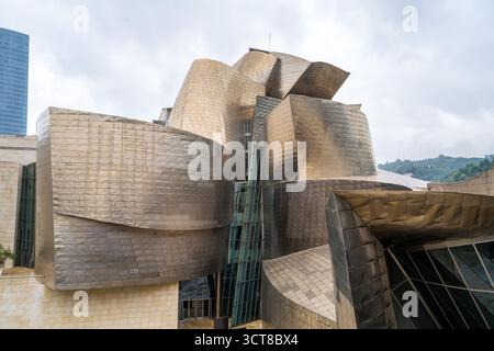 Bilbao Spanien - 18. August 2025: Außenansicht des Guggenheim Museums in Bilbao Spanien an einem bewölkten Tag Stockfoto