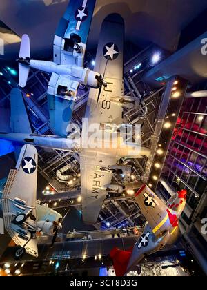 Ausstellung von Flugzeugen aus dem Zweiten Weltkrieg im National WWII Museum in New Orleans Stockfoto