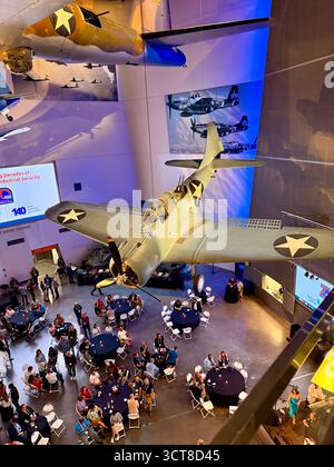 Ausstellung von Flugzeugen aus dem Zweiten Weltkrieg im National WWII Museum in New Orleans Stockfoto