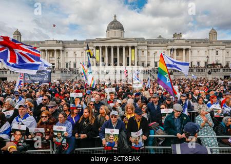 London, Großbritannien. Oktober 2025. Am Trafalgar Square in London findet vor dem Jahrestag der Attentate am 7. Oktober in Israel eine Gedenkveranstaltung statt, um die Toten zu ehren und die Freilassung aller Geiseln zu fordern. Die Veranstaltung wird vom Board of Deputies of British Jews (BDBJ) in Zusammenarbeit mit dem Jewish Leadership Council und anderen Organisationen organisiert. Quelle: Imageplotter/Alamy Live News Stockfoto
