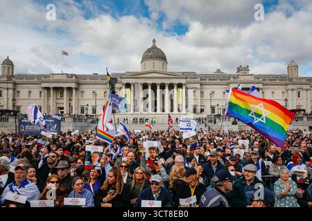 London, Großbritannien. Oktober 2025. Am Trafalgar Square in London findet vor dem Jahrestag der Attentate am 7. Oktober in Israel eine Gedenkveranstaltung statt, um die Toten zu ehren und die Freilassung aller Geiseln zu fordern. Die Veranstaltung wird vom Board of Deputies of British Jews (BDBJ) in Zusammenarbeit mit dem Jewish Leadership Council und anderen Organisationen organisiert. Quelle: Imageplotter/Alamy Live News Stockfoto