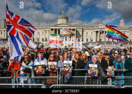 London, Großbritannien. Oktober 2025. Am Trafalgar Square in London findet vor dem Jahrestag der Attentate am 7. Oktober in Israel eine Gedenkveranstaltung statt, um die Toten zu ehren und die Freilassung aller Geiseln zu fordern. Die Veranstaltung wird vom Board of Deputies of British Jews (BDBJ) in Zusammenarbeit mit dem Jewish Leadership Council und anderen Organisationen organisiert. Quelle: Imageplotter/Alamy Live News Stockfoto