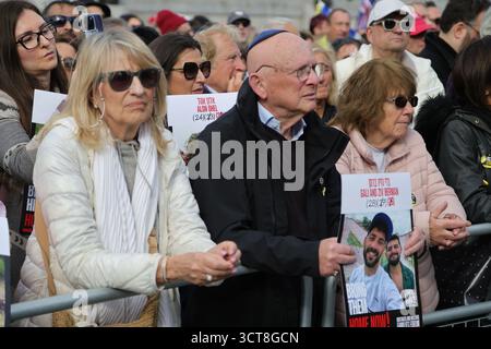 London, Großbritannien. Oktober 2025. London, Vereinigtes Königreich - 05. Oktober 2025. Die jüdische Gemeinde feiert einen zweiten Jahrestag des Attentats am 7. Oktober auf dem Trafalgar Square inmitten erhöhter Sicherheit. Quelle: Uwe Deffner/Alamy Live News Stockfoto