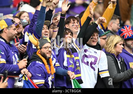 London, Großbritannien. Oktober 2025. Fans von Minnesota Vikings. Das NFL-Spiel zwischen Minnesota Vikings und Cleveland Browns fand am 5. Oktober 2025 im Tottenham Hotspurs Stadion in London statt. (Foto: Andy Hooper/SIPA USA) Credit: SIPA USA/Alamy Live News Stockfoto