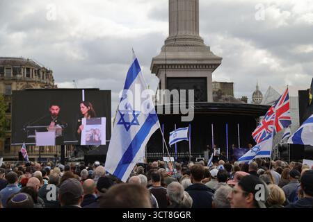 London, Vereinigtes Königreich - 05. Oktober 2025. Die jüdische Gemeinde feiert einen zweiten Jahrestag des Attentats am 7. Oktober auf dem Trafalgar Square unter erhöhter Sicherheit. Quelle: Uwe Deffner / Alamy Live News Stockfoto