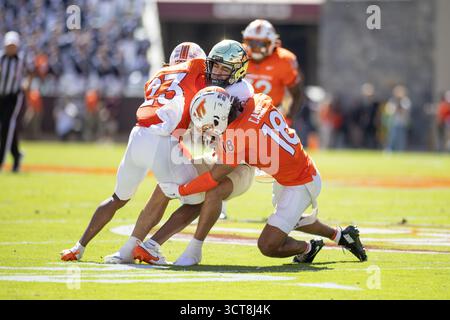 Blacksburg, VA, USA. Oktober 2025. Wake Forest Demon Deacons Wide Receiver Carlos Hernandez (8) wird von Virginia Tech Hokies Cornerback Thomas Williams (23) und Safety Isaiah Cash (18) während des NCAA-Fußballspiels zwischen den Wake Forest Demon Deacons und den Virginia Tech Hokies im Lane Stadium in Blacksburg, VA, angegriffen. Jonathan Huff/CSM (Bild: © Jonathan Huff/Cal Sport Media). Quelle: csm/Alamy Live News Stockfoto