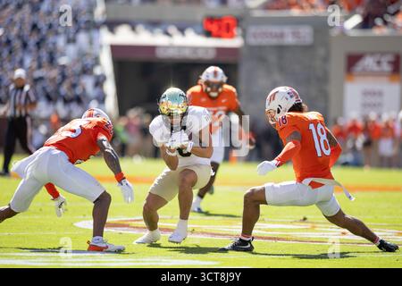 Blacksburg, VA, USA. Oktober 2025. Wake Forest Demon Deacons Wide Receiver Carlos Hernandez (8) wird von Virginia Tech Hokies Cornerback Thomas Williams (23) und Safety Isaiah Cash (18) während des NCAA-Fußballspiels zwischen den Wake Forest Demon Deacons und den Virginia Tech Hokies im Lane Stadium in Blacksburg, VA, angegriffen. Jonathan Huff/CSM/Alamy Live News Stockfoto