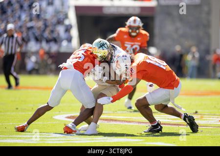 Blacksburg, VA, USA. Oktober 2025. Wake Forest Demon Deacons Wide Receiver Carlos Hernandez (8) wird von Virginia Tech Hokies Cornerback Thomas Williams (23) und Safety Isaiah Cash (18) während des NCAA-Fußballspiels zwischen den Wake Forest Demon Deacons und den Virginia Tech Hokies im Lane Stadium in Blacksburg, VA, angegriffen. Jonathan Huff/CSM/Alamy Live News Stockfoto