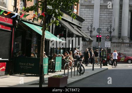 Dublin, Irland - 14. August 2025 - Fernblick auf Pubs und Cafés, in denen die Menschen während der Sonnenzeit in der irischen Hauptstadt auf der Parliament Street im Stadtzentrum von Dublin speisen Stockfoto