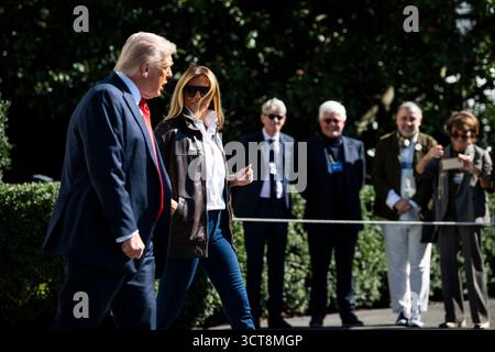 Washington, Usa. Oktober 2025. US-Präsident Donald Trump First Lady Melania Trump spaziert auf dem Südrasen des Weißen Hauses, bevor sie am Sonntag, den 5. Oktober, in Washington, DC, in die Marine One einsteigen. 2025. Foto: Graeme Sloan/UPI Credit: UPI/Alamy Live News Stockfoto