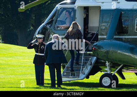 Washington, Usa. Oktober 2025. US-Präsident Donald Trump First Lady Melania Trump spaziert auf dem Südrasen des Weißen Hauses, bevor sie am Sonntag, den 5. Oktober, in Washington, DC, in die Marine One einsteigen. 2025. Foto: Graeme Sloan/UPI Credit: UPI/Alamy Live News Stockfoto