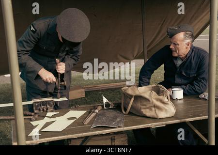 RAF-Personal in zeitlicher Uniform während der Kriegskampagne mit Karten und Ausrüstung Stockfoto