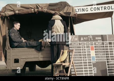 RAF-Flugkontrollturm-Rekreation mit Personal in Zeituniform auf der Duxford Airshow Stockfoto