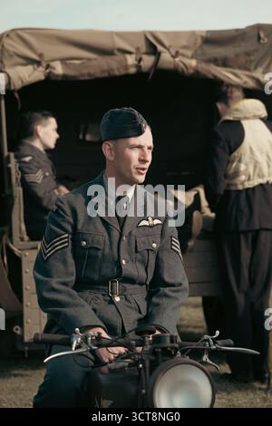 RAF Sergeant in Zeituniform auf einem Oldtimer-Motorrad auf der Duxford Airshow Stockfoto